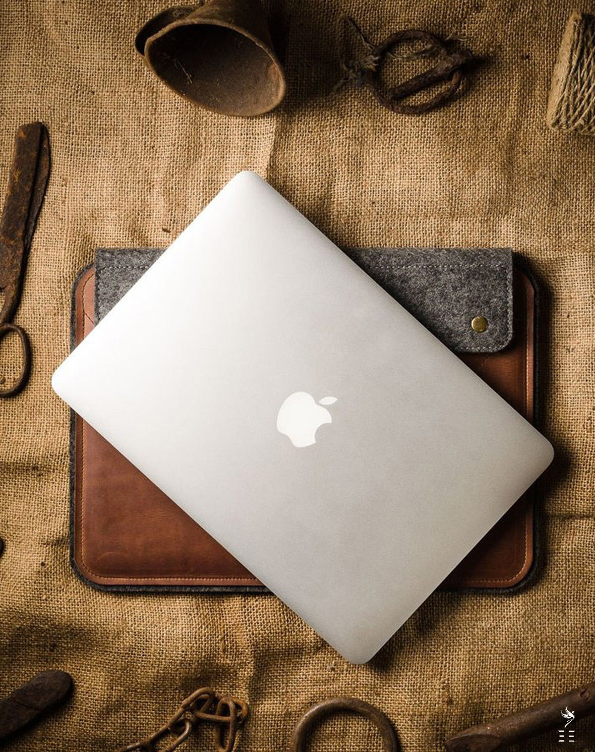 HOUSSE MACBOOK AIR EN CUIR TANNAGE VÉGÉTAL ET FEUTRE DE LAINE MÉRINOS