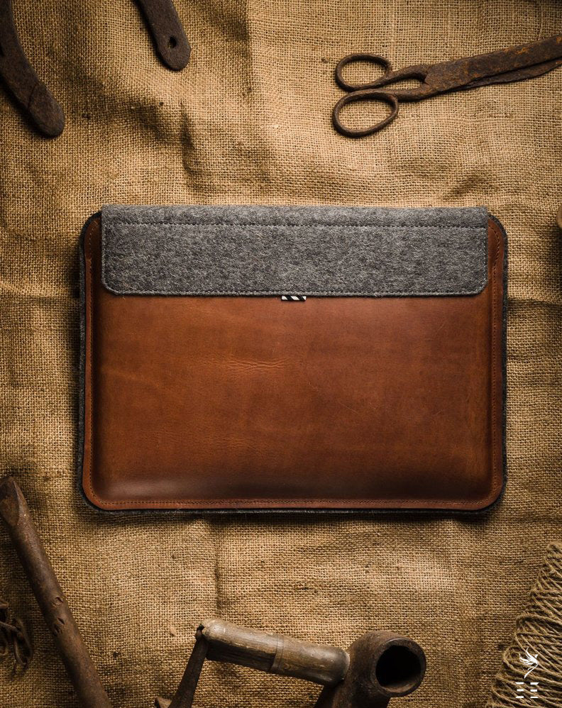 HOUSSE MACBOOK PRO 14 POUCES EN CUIR MARRON CLASSIQUE